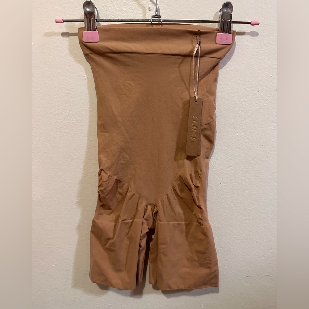17. Skims 2152 Everyday Sculpting high waist Shorts - Ochre - Picture 5 of 7